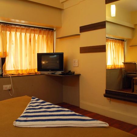 Hotel Golden Palace Pvt Ltd مومباي المظهر الخارجي الصورة